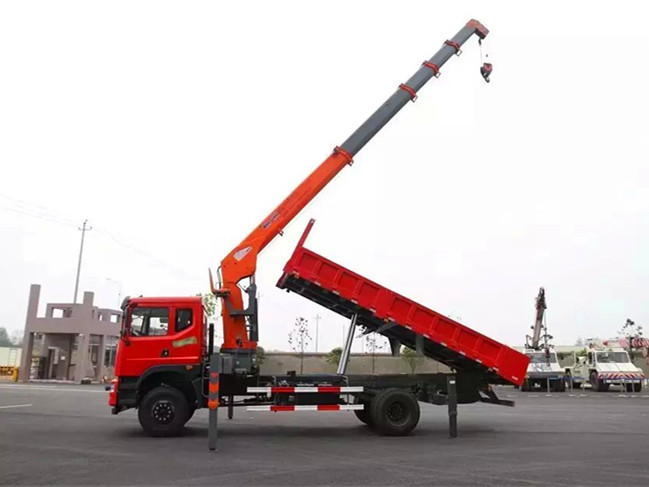 東風D701（可裝3.2~8噸吊機）隨車吊