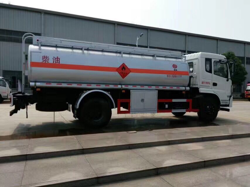 東風新款后八輪運油車