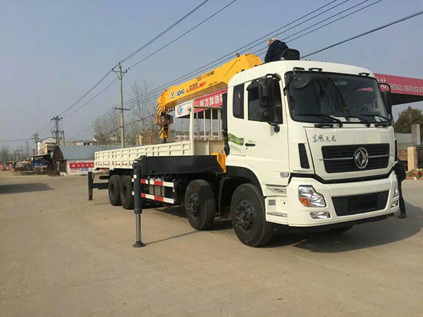 東風前四后八8.5米隨車吊 東風前四后八8.5米隨車吊