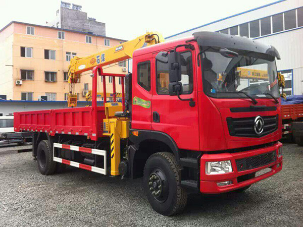 東風征夢6.1米貨廂隨車吊 東風征夢6.1米貨廂隨車吊