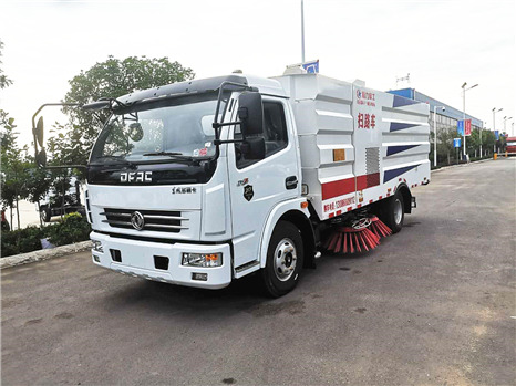 東風多利卡D7掃路車軍工產品發河北張家口！