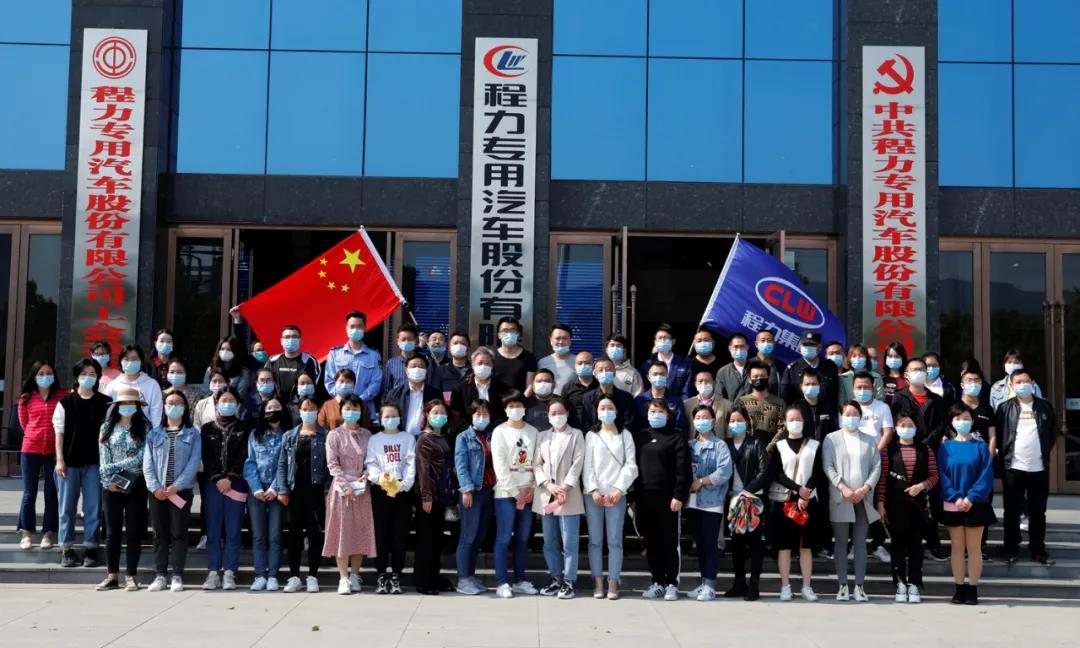 充滿鼓舞和澎湃力量的歌聲中，圓滿完成了宣誓儀式活動(dòng)