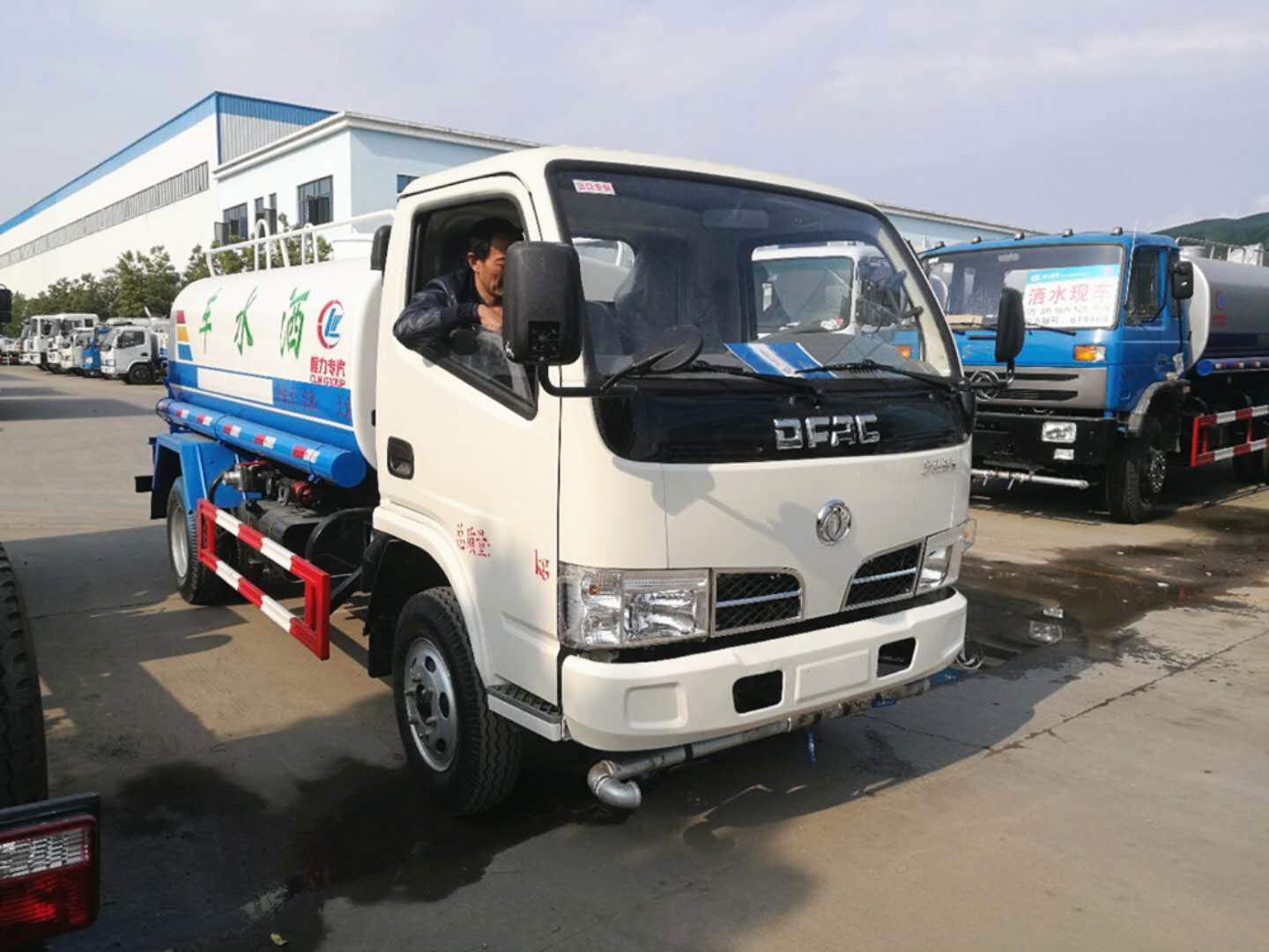 5噸灑水車(chē)和霧炮車(chē)消殺抗疫“雙管齊下”硬核環(huán)衛(wèi)