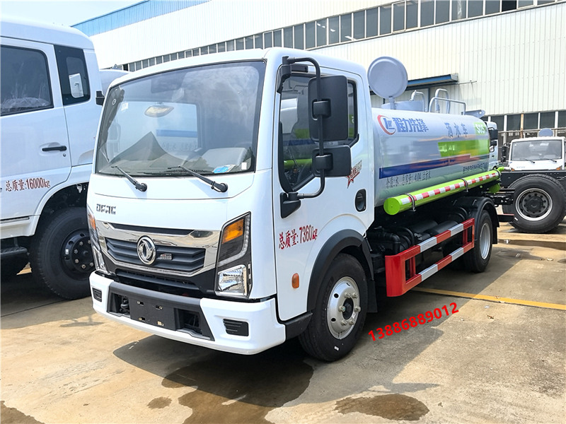 灑水車：城市保潔的雙刃劍，道路養(yǎng)護的大功臣