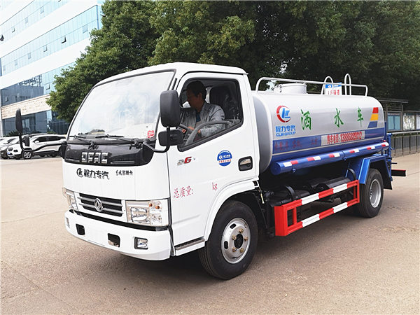 5噸東風(fēng)多利卡國五灑水車交付遼寧用戶